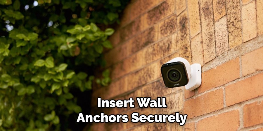 Insert Wall
Anchors Securely