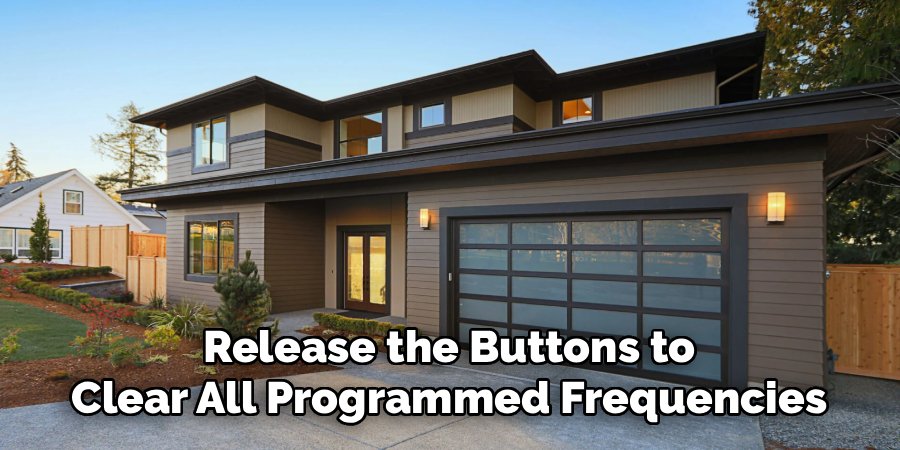 Release the Buttons to
Clear All Programmed Frequencies
