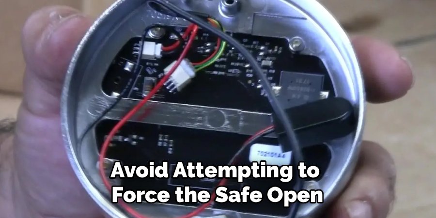 Avoid Attempting to 
Force the Safe Open