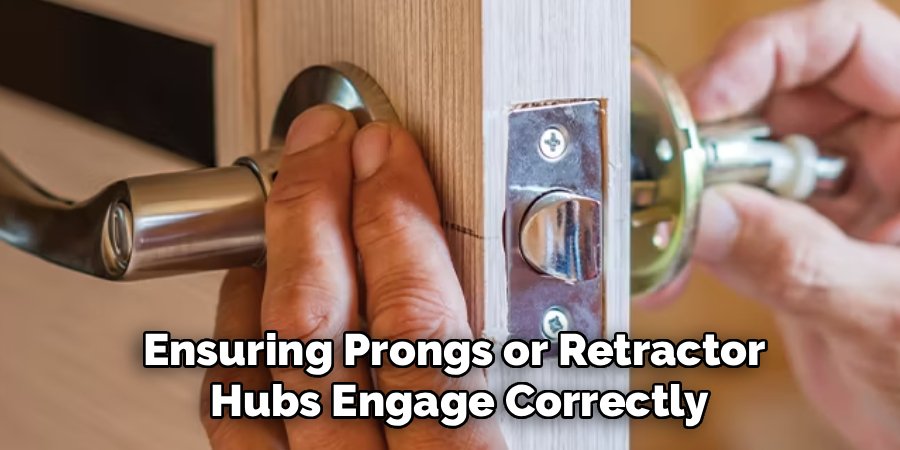 Ensuring Prongs or Retractor
 Hubs Engage Correctly
