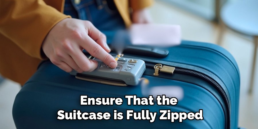 Ensure That the 
Suitcase is Fully Zipped