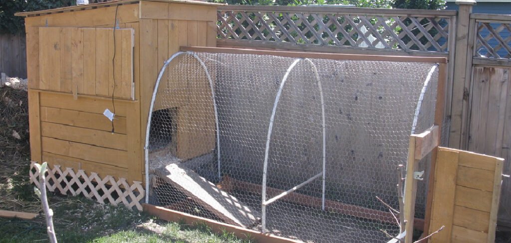 How to Secure Chicken Wire to Wood